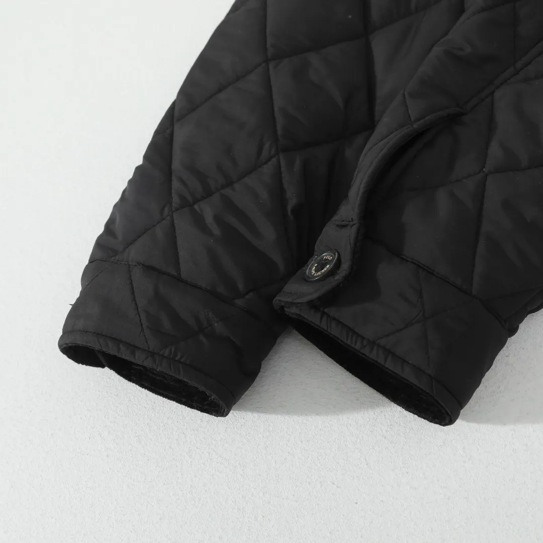 P370 #R50 Ralph Lauren/Ralph Lauren classic old money style workwear rhombus retro cotton jacket. Inspired by retro workwear, it reshapes the contemporary British style. Imported machine-pressed diamond quilting technology, every quilting line is accurately aligned, and the details are full of ingenuity; three-dimensional tailoring creates a neat H-shaped silhouette, and it can still remain light and straight when worn in multiple layers in autumn and winter. Customized metal buttons, low-key embellished textured corduroy lapel design, full of retro atmosphere, 37.5° temperature control black technology, breathable and moisture-proof, locks in temperature and sweat, waterproof and snow-proof fabric, no fear of bad weather, anti-run cotton patented technology, warm and soft, long-wearing without deformation, five high-end colors: navy | khaki | black | green | brown, easily suitable for commuting, leisure, and travel. Wearing one piece gives off a calm temperament of "old money style", and you can have both style and warmth in low-temperature weather.  Color: Navy blue, black, khaki, military green, brown Size: S M L